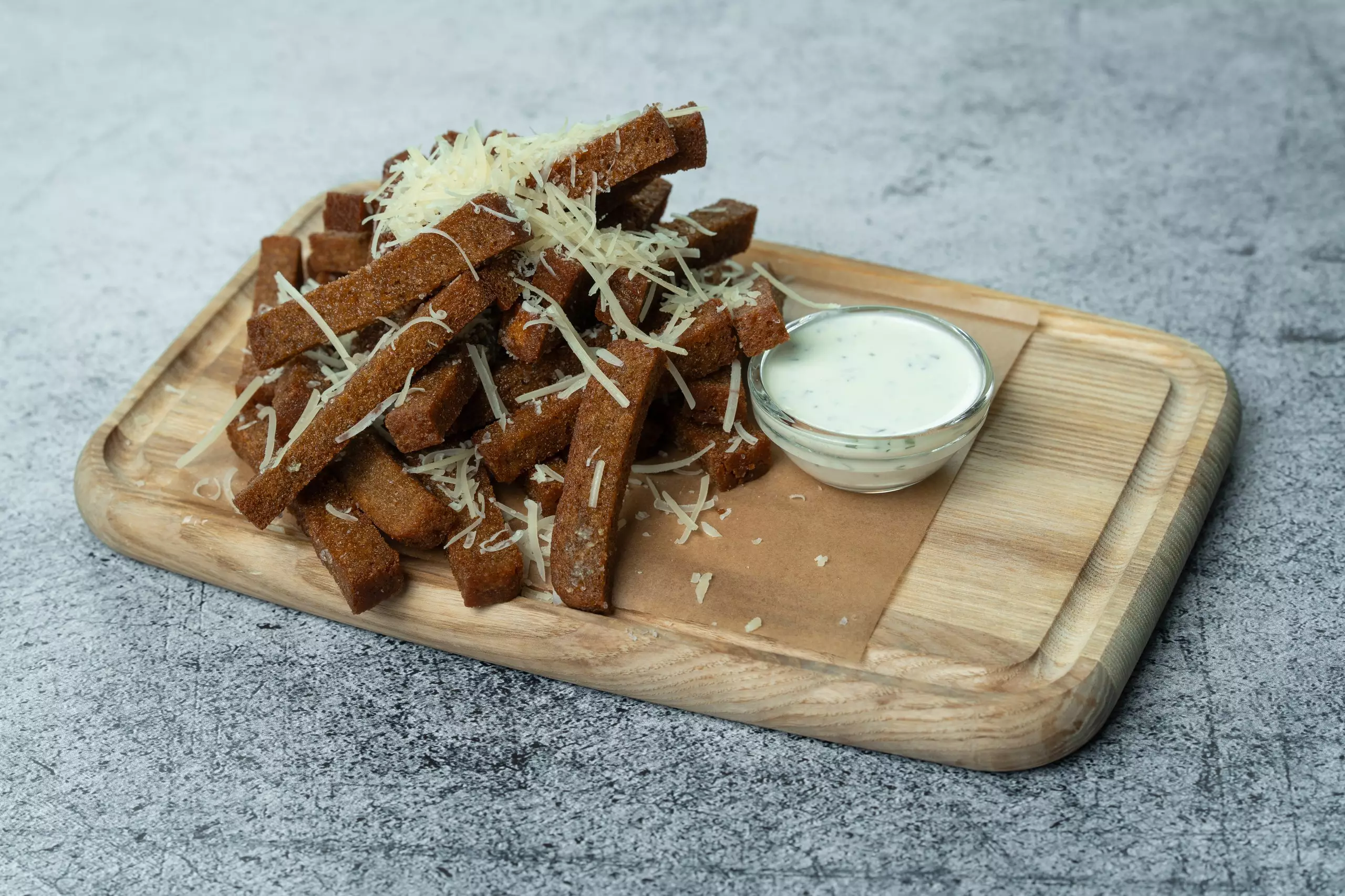 Ржаные сухарики с чесноком, сыром и сметанно-чесночным 
соусом